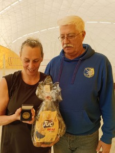 Macela Bromová přebírá ocenění pro Petra Broma