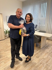 Zdeněk Hlinovský předává ocenění Šárce Kröhanové