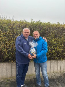 Zdeněk Hlinovský předává ocenění Rudolfu Novákovi